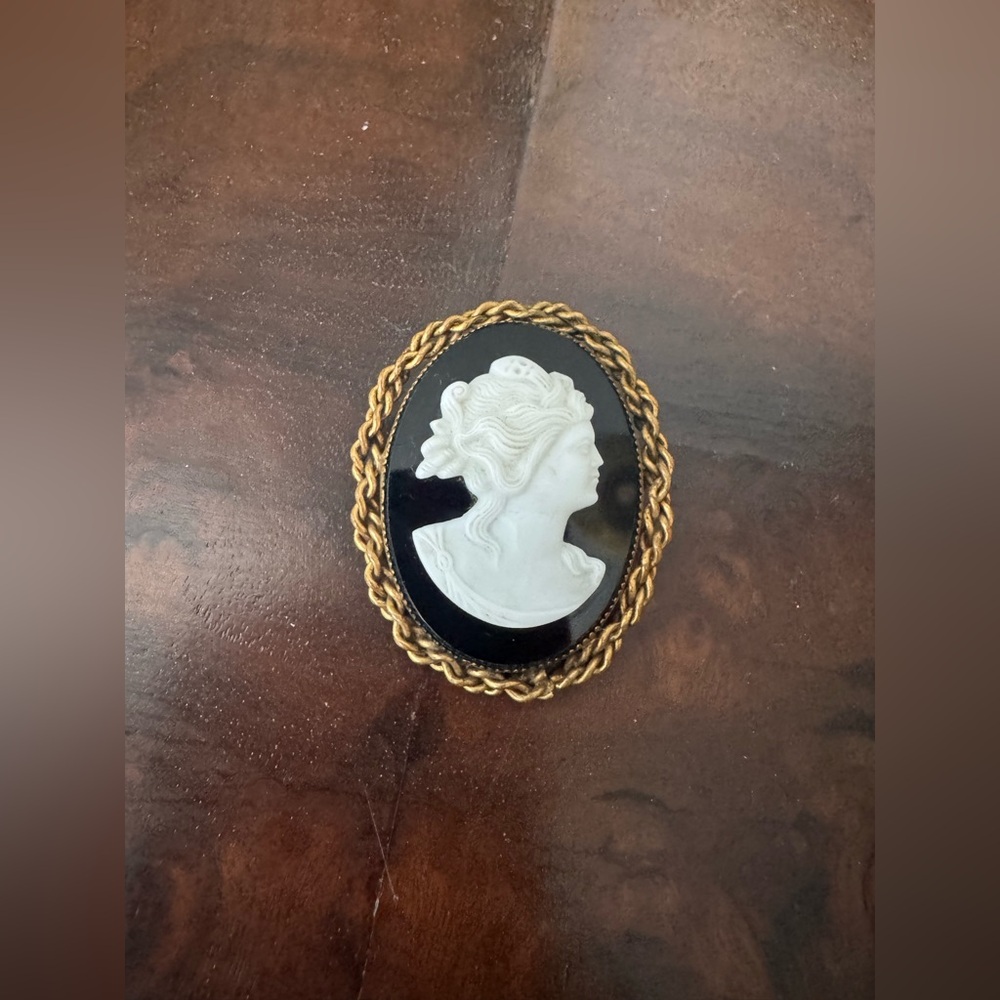 Vintage cameo brooch - Picture 2 of 7